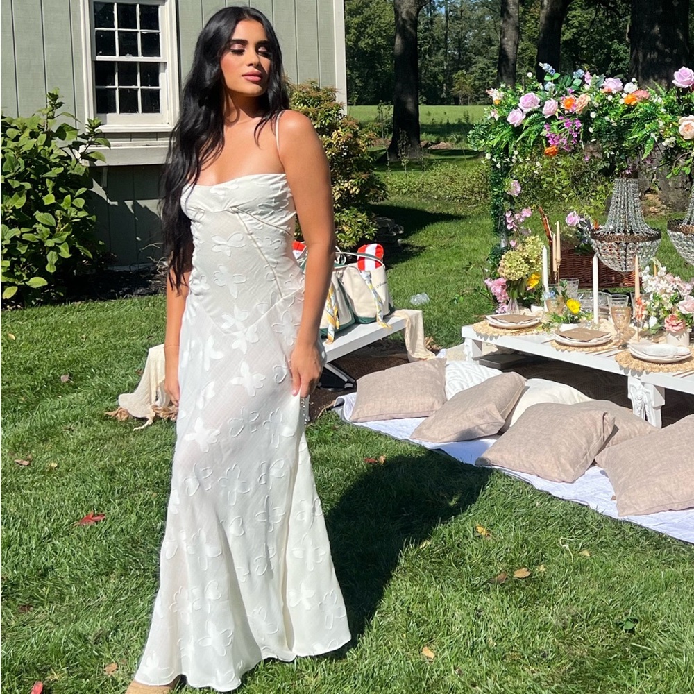 House of CB Seren Vintage Cream Floral Lace Back Maxi Dress - Picture 2 of 13